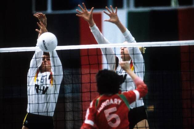 Ulrike Schmidt (li.) und Nancy Celis (beide BR Deutschland) im Duell Volleyball Länderspiel Damen WM Quali 1990, Nationalteam, Nationaltrikot, BRD - Ungarn Gruppe Dynamik,