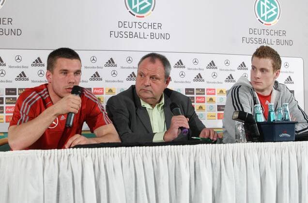 DFB Pressekonferenz, v.li.: Lukas Podolski, DFB Pressesprecher Harald Stenger und Marcell Jansen (alle Deutschland) Fußball Herren Nationalmannschaft 2009, Pressekonferenz, Pressetermin Gruppe Leipzig