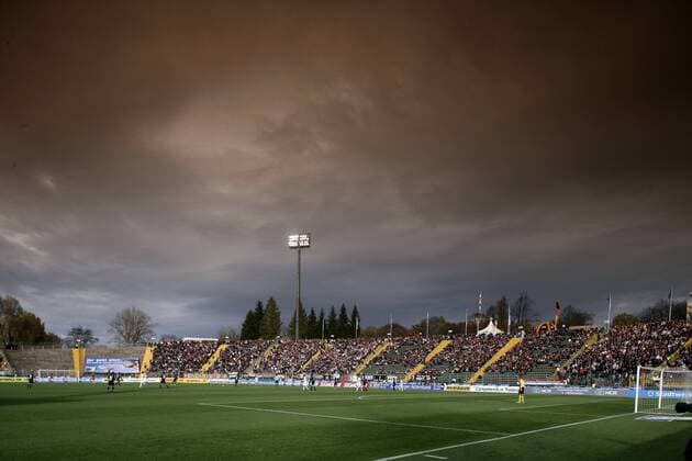 Fußball, Stadiongeschichte FC Augsburg Dunkle Wolken über dem Rosenaustadion, Heimspielstätte des FC Augsburg Fußball 2. BL Herren Saison 2008 2009, FC Augsburg Totale Augsburg