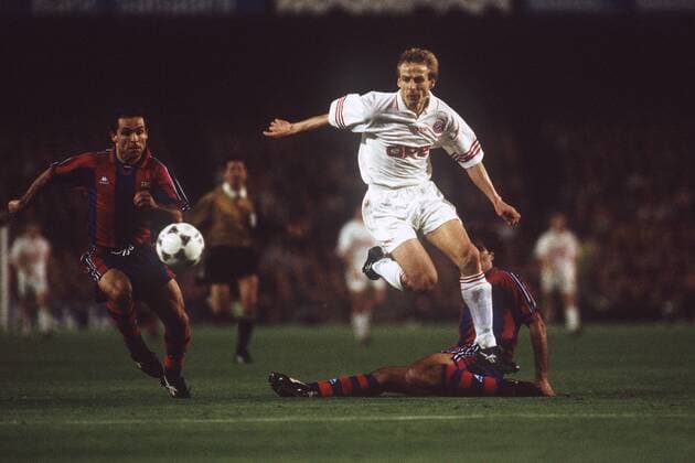 Jürgen Klinsmann (Bayern, re.) im Duell Fußball EC 3 Herren UEFA Cup 1995 1996, Europapokal, Pokal, Halbfinale, FC Barca - FC Bayern München 1:2, Vdia Gruppe Barcelona Dynamik,