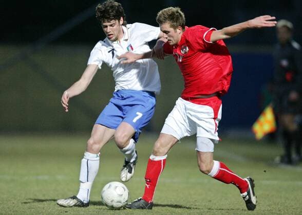 Jakob Jantscher (Österreich U21, re.) gegen Andrea Poli (Italien U21) -  Fußball Länderspiel Herren U21 Viernationenturnier 2009, U 21 Nationalmannschaft, 4 Nationenturnier, Vier Nationen Turnier, Gruppe Wiener Neudorf Dynamik,