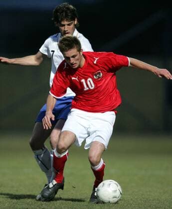 Jakob Jantscher (Österreich U21, vorn) gegen Andrea Poli (Italien U21) -  Fußball Länderspiel Herren U21 Viernationenturnier 2009, U 21 Nationalmannschaft, 4 Nationenturnier, Vier Nationen Turnier, Gruppe Wiener Neudorf Dynamik,