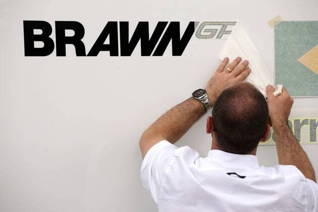 Premiere für den neuen Rennstall Brawn GP beim Großen Preis von Australien 2009 - Arbeiter bringt den Schriftzug im Fahrerlager an Motorsport Grand Prix Herren Großer Preis von Australien 2009, Formel 1 Weltmeisterschaft, F1, F, GP, WM Einzelbild Albert Park Melbourne