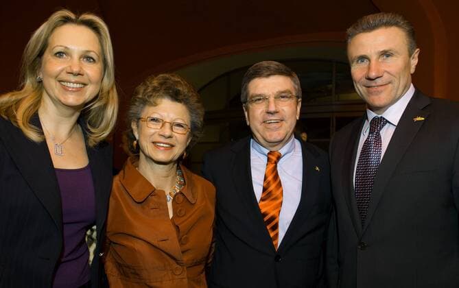 DOSB Präsident Dr. Thomas Bach (Deutschland, Mitte) mit Ehefrau Claudia, IAAF Vizepräsident Sergey Bubka (Ukraine) und dessen Ehefrau Lilia bei einem Empfang zur Leichtathletik WM 2009 in Berlin Leichtathletik Herren Empfang 2009, Gruppe Berlin