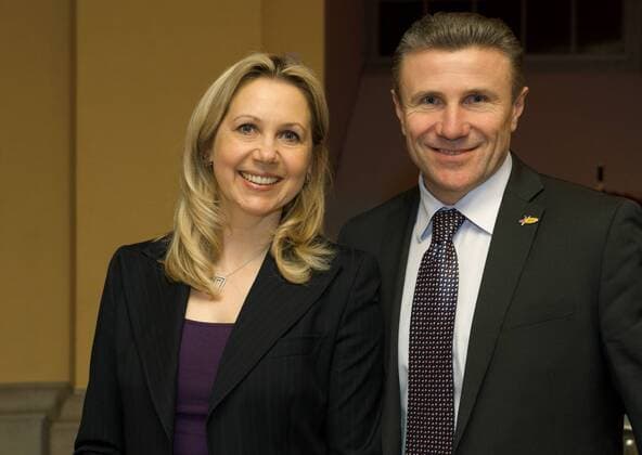 IAAF Vizepräsident Sergey Bubka (Ukraine) mit seiner Ehefrau Lilia bei einem Empfang zur Leichtathletik WM 2009 in Berlin Leichtathletik Herren Empfang 2009, Gruppe Berlin