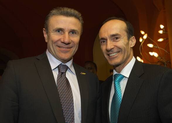 IAAF Vizepräsident Sergey Bubka (Ukraine, li.) und DOSB Vizepräsident Eberhard Gienger (Deutschland) bei einem Empfang zur Leichtathletik WM 2009 in Berlin Leichtathletik Herren Empfang 2009, Turnen Geräteturnen Kunstturnen, Stabhochsprung, Gruppe Berlin