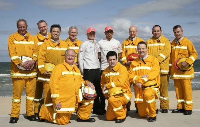 Heikki Kovalainen (Finnland, Mitte li.) und Lewis Hamilton (England, Mitte re. beide McLaren Mercedes) im Kreise australischer Feuerwehrmänner Motorsport Grand Prix Herren Großer Preis von Australien 2009, Formel 1 Weltmeisterschaft, F1, F, GP, WM Totale o0 Albert Park Melbourne
