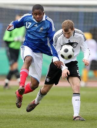 Cedric Bakambu (Frankreich U18, li.) gegen Sebastian Neumann (Deutschland, U18) Fußball Länderspiel Herren Freundschaftsspiel 2009, Test, Testspiel, Nationalteam, U 18, Jugend, Nachwuchs, Junioren, Vdig Gruppe Grimma Dynamik,