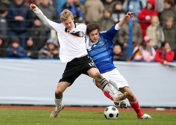 Felix Kroos (Deutschland, U18, li.) gegen Vincent Sass (Frankreich U18) Fußball Länderspiel Herren Freundschaftsspiel 2009, Test, Testspiel, Nationalteam, U 18, Jugend, Nachwuchs, Junioren, Vdig Gruppe Grimma Dynamik,
