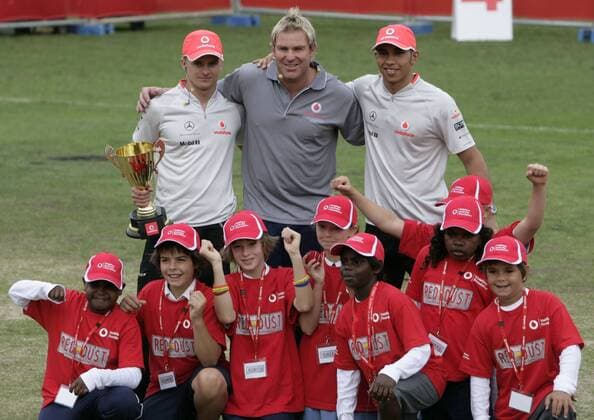 Cricket Spieler Shane Warne (Australien, Mitte) mit Heikki Kovalainen (Finnland, li.) und Lewis Hamilton (England beide McLaren Mercedes) anlässlich eines Vodafone Sponsorentermins Motorsport Grand Prix Herren Großer Preis von Australien 2009, Formel 1 Weltmeisterschaft, F1, F, GP, WM Totale o0 Albert Park Melbourne