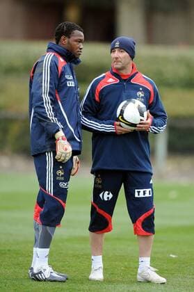 Torwart Steve Mandanda (li.) und Co Torwarttrainer Fabien Barthez (beide Frankreich) -  (pan30733) Fußball Herren Nationalteam 2009, Training, Vdig Gruppe Clairefontaine