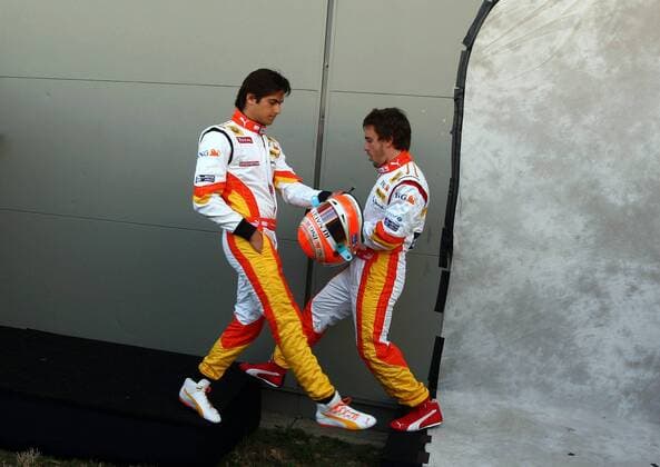 Fernando Alonso (Spanien, re.) und Teamkollege Nelson Piquet Jr. (Brasilien beide Renault) bewegen sich aufeinander zu Motorsport Grand Prix Herren Großer Preis von Australien 2009, Formel 1 Weltmeisterschaft, F1, F, GP, WM Gruppe Albert Park Melbourne Komik,