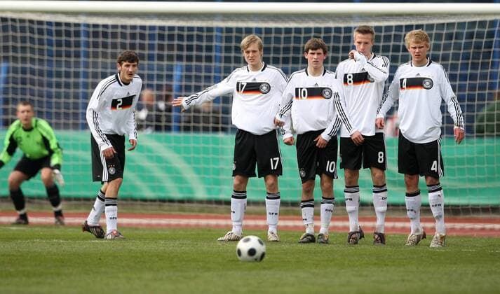 Freistoßmauer Deutschland U18, v.li.: Patrick Koronkiewicz, Felix Kroos, Pascal Gross, Marco Stiepermann und Sören Bertram Fußball Länderspiel Herren Freundschaftsspiel 2009, Test, Testspiel, Nationalteam, U 18, Jugend, Nachwuchs, Junioren, Vdig Gruppe Grimma