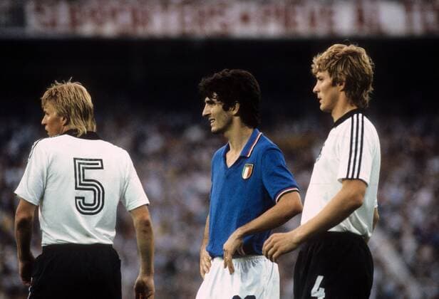 Paolo Rossi (Italien, Mitte), Karlheinz Förster (re.) und Bernd Förster (beide BR Deutschland) Fußball WM Herren WM Finale 1982, Länderspiel, Nationalteam, Nationaltrikot, Italien - BRD 3:1 Gruppe Madrid