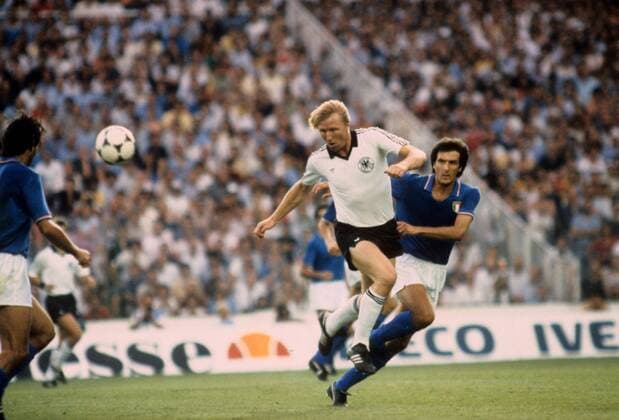 Horst Hrubesch (BR Deutschland, Mitte) gegen Gaetano Scirea (Italien, re.) Fußball WM Herren WM Finale 1982, Länderspiel, Nationalteam, Nationaltrikot, Italien - BRD 3:1 Gruppe Madrid Dynamik,