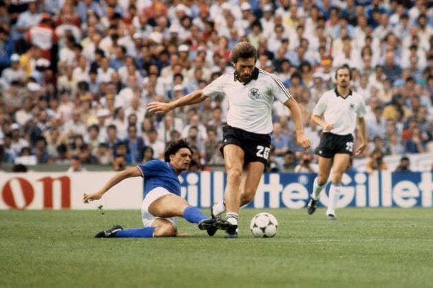 Manfred Kaltz (BR Deutschland, re.) gegen Alessandro Altobelli (Italien) Fußball WM Herren WM Finale 1982, Länderspiel, Nationalteam, Nationaltrikot, Italien - BRD 3:1 Gruppe Madrid Dynamik, Kampf,