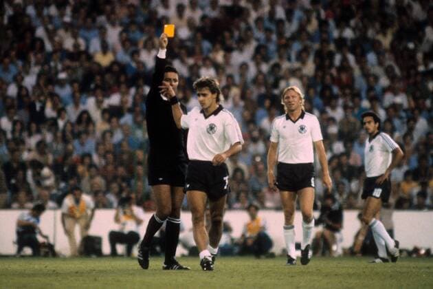 FIFA Schiedsrichter Arnaldo Coelho (Brasilien) zeigt Pierre Littbarski (Mitte) die gelbe Karte, 2.v.re. Horst Hrubesch (beide BR Deutschland) Fußball WM Herren WM Finale 1982, Länderspiel, Nationalteam, Nationaltrikot, BRD Gruppe Madrid