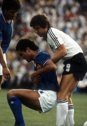 Klaus Fischer (BR Deutschland, re.) hilft Claudio Gentile (Mitte) auf, li. Gaetano Scirea (beide Italien) Fußball WM Herren WM Finale 1982, Länderspiel, Nationalteam, Nationaltrikot, Italien - BRD 3:1 Gruppe Madrid