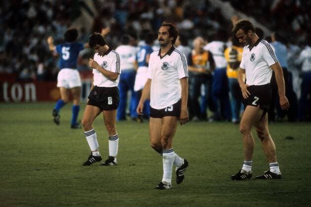 Uli Stielike (Mitte), Hans Peter Briegel (re.) und Klaus Fischer (alle BR Deutschland) enttäuscht Fußball WM Herren WM Finale 1982, Länderspiel, Nationalteam, Nationaltrikot, BRD Gruppe Madrid Enttäuschung,