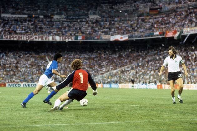 Alessandro Altobelli (Italien, li.) gegen Torwart Harald Schumacher und Manfred Kaltz (beide BR Deutschland) Fußball WM Herren WM Finale 1982, Länderspiel, Nationalteam, Nationaltrikot, Italien - BRD 3:1 Gruppe Madrid Dynamik,