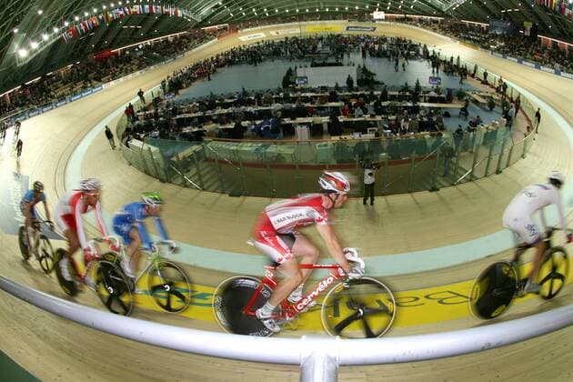 Peloton in der BGZ Arena während der WM 2009 in Pruszkow -  (090325MBI004) Radsport WM Herren Bahnrad WM 2009, Rad, Bahn, Bahnradsport, Halle, Indoor, Vdig Totale Pruszkow