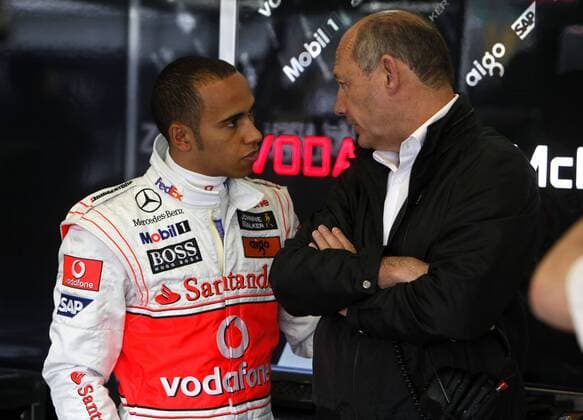 Lewis Hamilton (li.) im Gespräch mit Ron Dennis (beide England beide McLaren Mercedes) Motorsport Grand Prix Herren Großer Preis von Australien 2009, Formel 1 Weltmeisterschaft, F1, F, GP, WM Gruppe Albert Park Melbourne