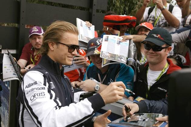 Nico Rosberg (Deutschland Williams, li.) erfüllt Autogrammwünsche Motorsport Grand Prix Herren Großer Preis von Australien 2009, Formel 1 Weltmeisterschaft, F1, F, GP, WM Gruppe Albert Park Melbourne