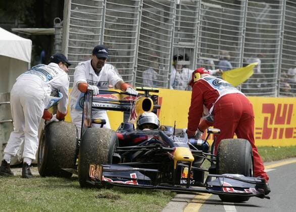 Sebastian Vettel (Deutschland Red Bull) wird nach einem Defekt von Streckenposten weggeschoben Motorsport Grand Prix Herren Großer Preis von Australien 2009, Formel 1 Weltmeisterschaft, F1, F, GP, WM, Freies Training Gruppe Albert Park Melbourne