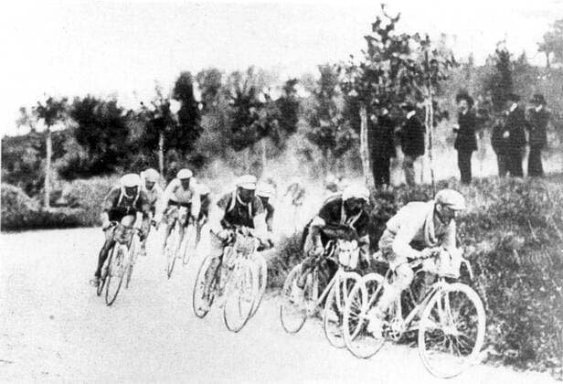 Teilnehmer des Giro d Italia 1909 bei Perugia, mit dabei Mario Pesce, Giovanni Rossignoli, Carlo Galletti, Ernesto Azzini, Luigi Ganna, Giovanni Gerbi (alle Italien) - Radsport Herren Giro d Italia 1909, dItalia, Straßenradsport, Straße, Rad, Repro, Historie, Geschichte, Gruppe Rimini