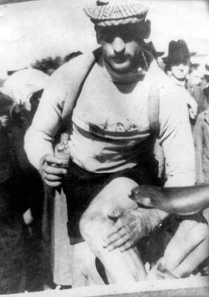 Luigi Ganna (Italien) massiert sich nach der Ankunft bei einer Etappe des Giro d Italia 1909 -  Radsport Herren Giro d Italia 1909, dItalia, Straßenradsport, Straße, Rad, Repro, Historie, Geschichte, Einzelbild Aufnahmedatum geschätzt