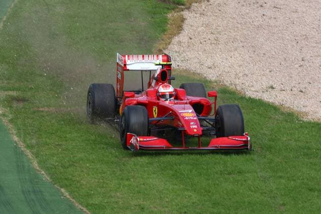 Kimi Räikkönen (Finnland Ferrari) landet mit seinem Boliden im Kiesbett Motorsport Grand Prix Herren Großer Preis von Australien 2009, Formel 1 Weltmeisterschaft, F1, F, GP, WM, Freies Training Einzelbild Albert Park Melbourne