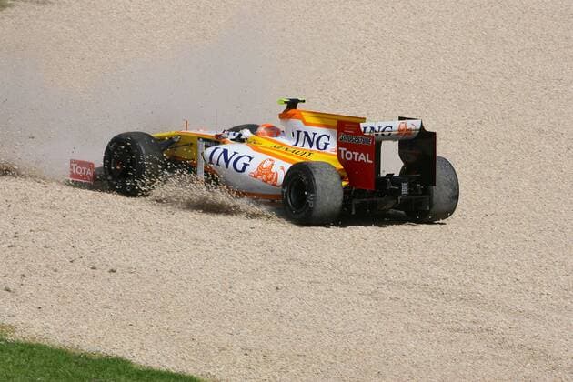 Nelson Piquet Jr. (Brasilien Renault) landet mit seinem Boliden im Kiesbett Motorsport Grand Prix Herren Großer Preis von Australien 2009, Formel 1 Weltmeisterschaft, F1, F, GP, WM, Freies Training Einzelbild Albert Park Melbourne