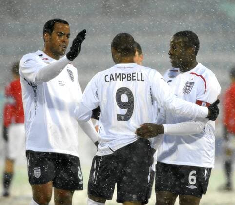 Frazier Campbell (Mitte) jubelt mit Tom Huddlestone (li.) und Nedum Onuoha (alle England U21) -  Fußball Länderspiel Herren U21 Freundschaftsspiel 2009, Test, Testspiel, U 21 Junioren, Nationalteam, Nationaltrikot Gruppe Landskamp Begeisterung, Freude,