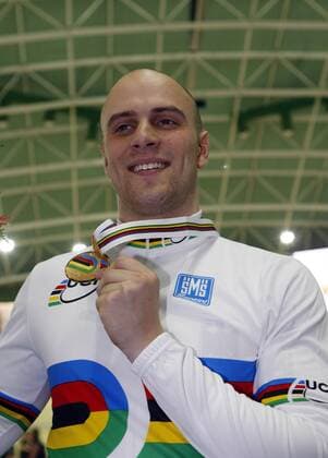 Keirin Weltmeister Maximilian Levy (Deutschland) mit seiner Goldmedaille bei der Siegerehrung der Bahnrad WM 2009 -  Radsport WM Herren Bahnrad WM 2009, Rad, Bahn, Bahnradsport, Halle, Indoor, Einzelbild Pruszkow