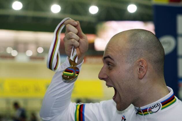 Keirin Weltmeister Maximilian Levy (Deutschland) mit seiner Goldmedaille bei der Siegerehrung der Bahnrad WM 2009 -  Radsport WM Herren Bahnrad WM 2009, Rad, Bahn, Bahnradsport, Halle, Indoor, Porträt Pruszkow Freude,