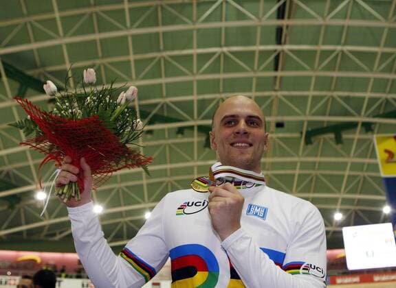 Keirin Weltmeister Maximilian Levy (Deutschland) mit seiner Goldmedaille bei der Siegerehrung der Bahnrad WM 2009 -  Radsport WM Herren Bahnrad WM 2009, Rad, Bahn, Bahnradsport, Halle, Indoor, Einzelbild Pruszkow Freude,