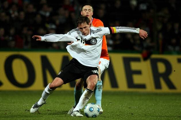 Benedikt Höwedes (Deutschland U21, li.) im Duell Fußball Länderspiel Herren Freundschaftsspiel 2009, Test, Testspiel, Nationalteam, Nationaltrikot, U 21, Vdig Gruppe Ahlen Dynamik,
