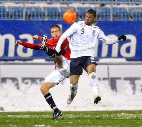 Joachim Thomassen (Norwegen U21, li.) gegen Fraizer Campbell (England U21) -  Fußball Länderspiel Herren U 21 Freundschaftsspiel 2009, Test, Testspiel, Nationalteam, Nationaltrikot, Norwegen - England 0:5 Gruppe Landskamp Dynamik,