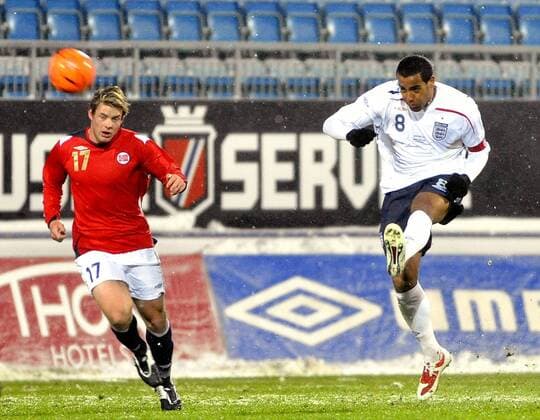 Tom Huddlestone (England U21, re.) gegen Espen Börufsen (Norwegen U21) -  Fußball Länderspiel Herren U 21 Freundschaftsspiel 2009, Test, Testspiel, Nationalteam, Nationaltrikot, Norwegen - England 0:5 Gruppe Landskamp Dynamik,