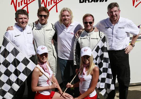 Präsentation des neuen Brawn GP Sponsors Virgin, v.li.: Geschäftsführer Nick Fry, Jenson Button (beide Brawn GP), Virgin CEO Sir Richard Branson (alle England), Rubens Barrichello (Brasilien) und Teamchef Ross Brawn (England beide Brawn GP) Motorsport Grand Prix Herren Großer Preis von Australien 2009, Formel 1 Weltmeisterschaft, F1, F, GP, WM Gruppe Albert Park Melbourne Freude,