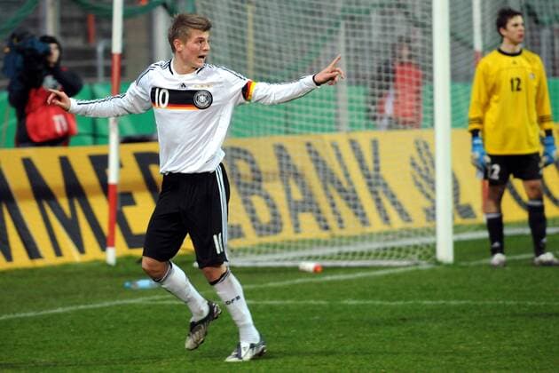 Toni Kroos (Deutschland U19) gibt Anweisungen Fußball Länderspiel Herren U19 Freundschaftsspiel 2009, Test, Testspiel, U 19, Junioren, Nationalmannschaft, Nationaltrikot Einzelbild Frankfurt M.