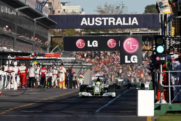 Jenson Button (England Brawn GP) verlässt in seinem Boliden die Boxengassse Motorsport Grand Prix Herren Großer Preis von Australien 2009, Formel 1 Weltmeisterschaft, F1, F, GP, WM, Qualifying Totale Albert Park Melbourne