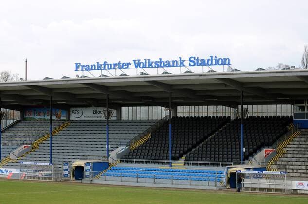 Fußball, Stadiongeschichte FSV Frankfurt Haupttribüne im Frankfurter Volksbankstadion - Heimspielstätte des FSV Frankfurt Fußball 2. BL Herren 2008 2009, FSV Frankfurt Totale Volksbank Stadion Frankfurt M.