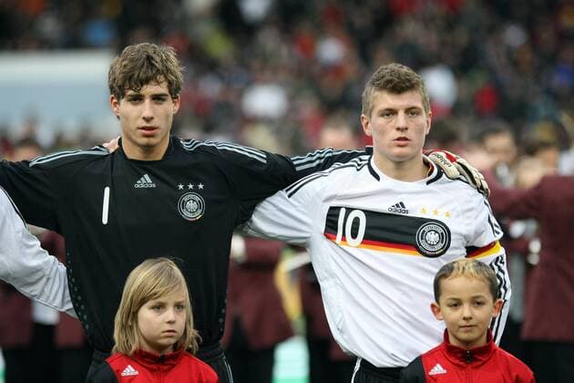 Toni Kroos (re.) und Torwart Kevin Trapp (beide Deutschland U19) - Nationalhymne Fußball Länderspiel Herren Freundschaftsspiel 2009, Test, Testspiel, U19, U 19, Junioren, Nationalteam, Nationaltrikot, Gruppe Offenbach