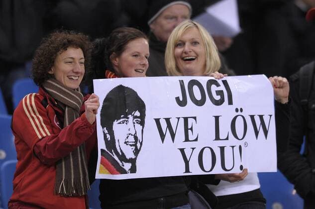 Weibliche deutsche Fans verehren Bundestrainer Joachim Löw (Deutschland) - Jogi We Löw You! Fußball Länderspiel Herren WM Qualifikation 2009, Nationalmannschaft, Gruppe Leipzig Freude,