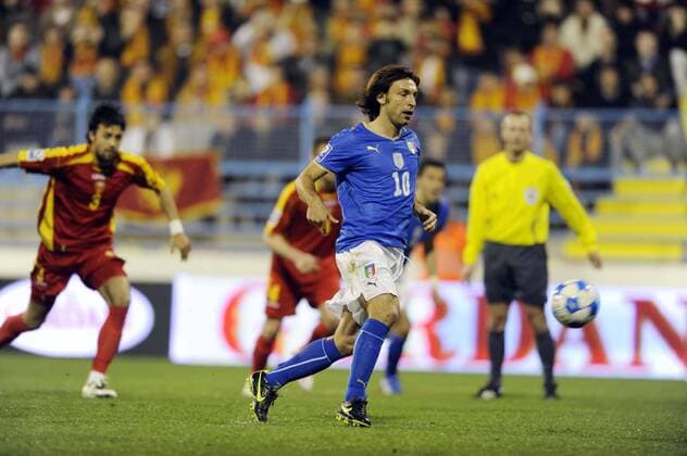 Andrea Pirlo (Italien, vorn) erzielt das 1:0 gegen Montenegro -  Fußball Länderspiel Herren WM Qualifikation 2009, Nationalmannschaft, Nationaltrikot, Montenegro - Italien 0:2 Einzelbild Podgorica Dynamik,