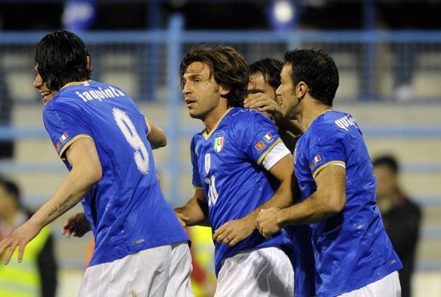 Andrea Pirlo (Italien, Mitte) jubelt mit seinen Teamkollegen -  Fußball Länderspiel Herren WM Qualifikation 2009, Nationalmannschaft, Nationaltrikot Gruppe Podgorica Begeisterung, Freude,