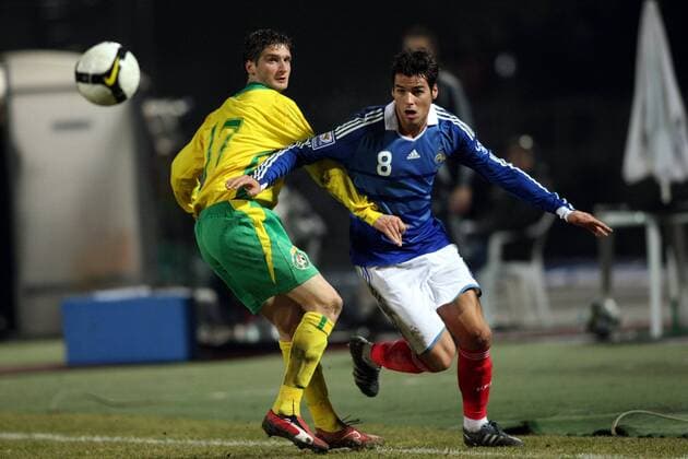 Yoann Gourcuff (Frankreich, re.) gegen Mindaugas Panka (Litauen) -  Fußball Länderspiel Herren WM Qualifikation 2009, Nationalteam, Nationaltrikot, Litauen - Frankreich 0:1 Gruppe Kaunas Dynamik,