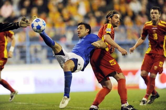 Fabio Quagliarella (Italien, li.) gegen Radoslav Batak (Montenegro) -  Fußball Länderspiel Herren WM Qualifikation 2009, Nationalmannschaft, Nationaltrikot, Montenegro - Italien 0:2 Gruppe Podgorica Dynamik,