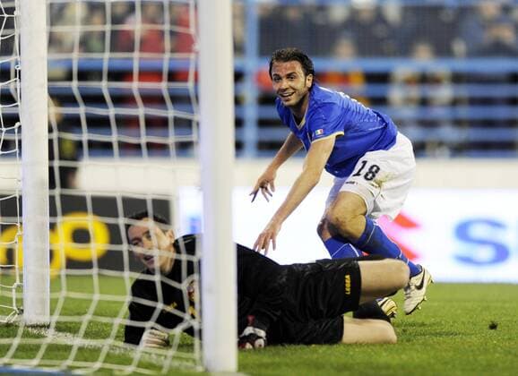 Giampaolo Pazzini (Italien, re.) freut sich über das 2:0 gegen Torwart Vukasin Poleksic (Montenegro) -  Fußball Länderspiel Herren WM Qualifikation 2009, Nationalmannschaft, Nationaltrikot, Montenegro - Italien 0:2 Gruppe Podgorica Dynamik, Freude, Enttäuschung,
